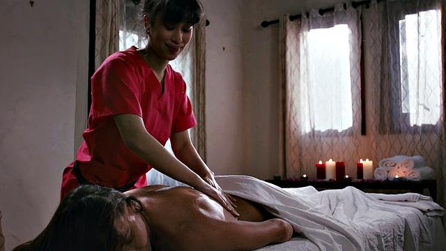 Asian lez masseuse babe tribs her busty MILF client