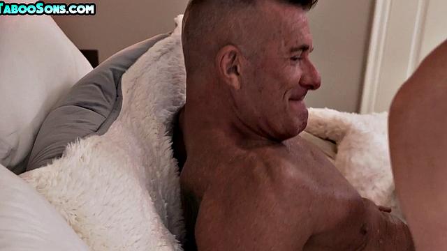 чудак-отчим развлекается с рыжим сынком - семейный юмор в узкой дырке