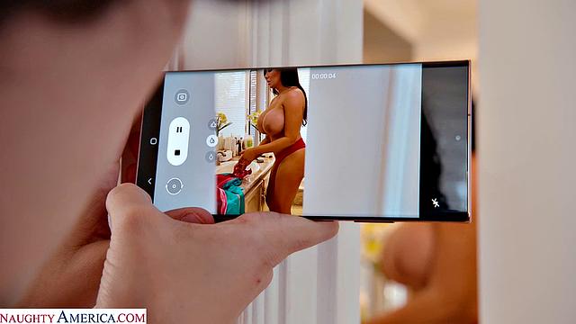 Смотри, как зрелая Sybil Stallone трахается с другом сына и берет всё в себя жадно и страстно.