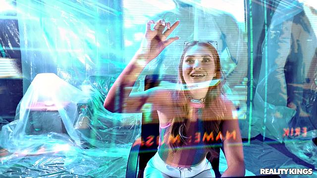 Гизель Бланко выбирает хуй с экрана и трахает Мусу Феникса как хочет - цифровые страсти по-взрослому, техника рулит!