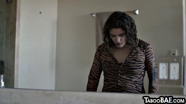 Страстная малышка трахается с парнем и ловит кайф от спермы на члене своего любовника.