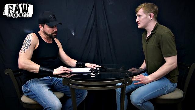 спенсер и логан разрывают постель с повязкой на глазах