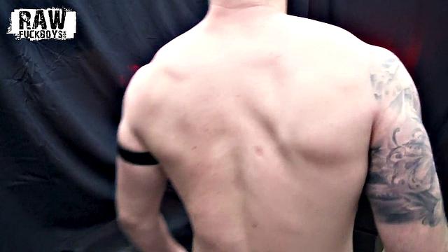 спенсер и логан разрывают постель с повязкой на глазах