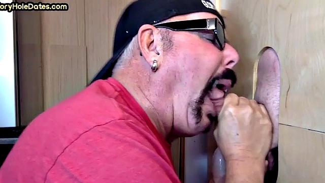 Cum loving gloryhole DILF sucks rod in action at home