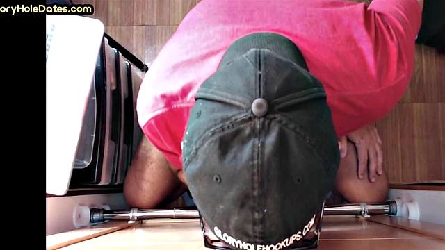 Cum loving gloryhole DILF sucks rod in action at home