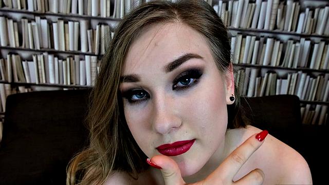 у этой библиотекарши декольте побольше чем фонд книг