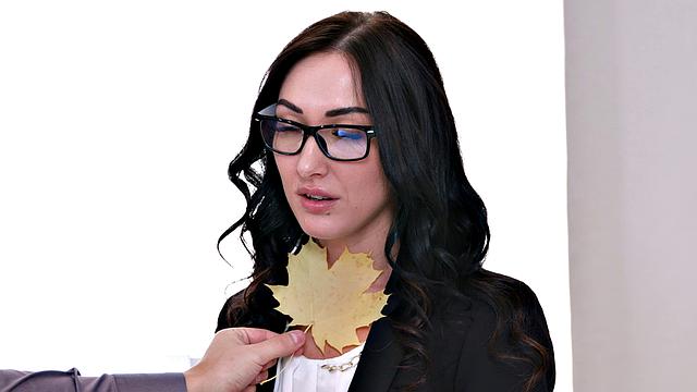 She Is Nerdy - Nika - Botanic Hookup for Casual Sex