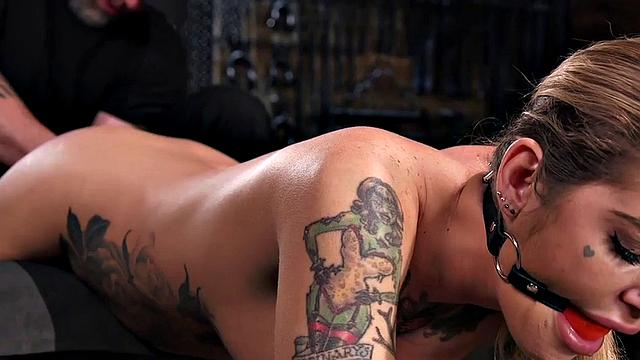 секс-игрушки наполняют мокрую киску связанной шлюшки