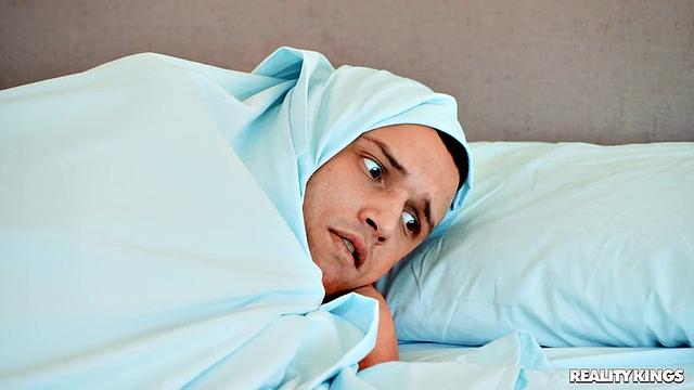 Габриэла Лопес с огромной грудью не дает соседу уснуть и страстно трахается в спальне с Джонни Лавом.