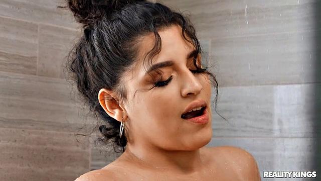 Габриэла Лопес с огромной грудью не дает соседу уснуть и страстно трахается в спальне с Джонни Лавом.