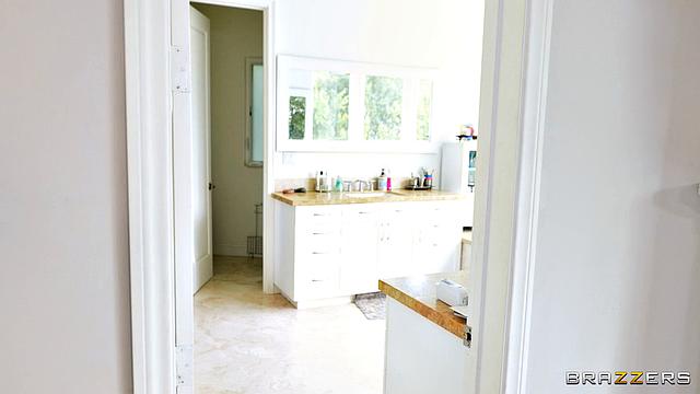 Пэйдж Оуэнс соблазняет мужа сестры и получает анал на всю катушку.