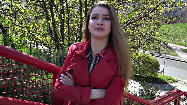 шлюха на публике с жадностью глотает член в ванной pov глубоко