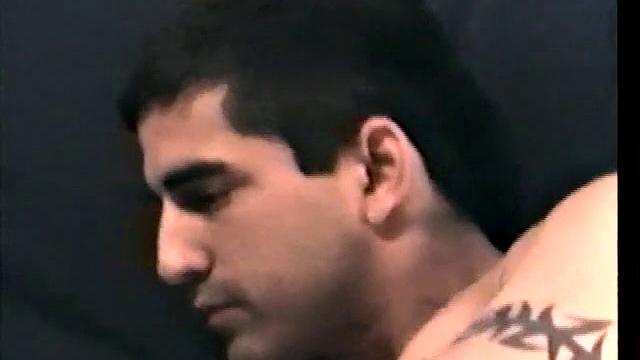 Гей-Зэк показывает, как мощно дрочит перед камерой для настоящих зрителей напряжённой обстановки.