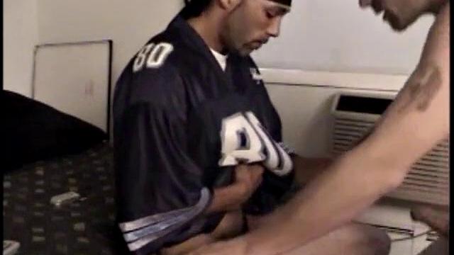 Энрике с мощным членом получает горячий фейсит после страстного минета