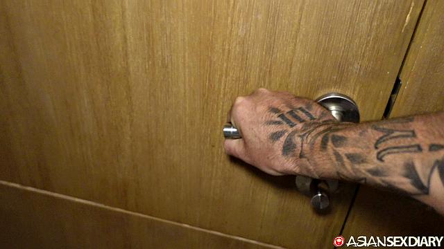 Тайская худышка показывает глубокий минет и наездницу, будто ее ждут медали за гибкость.