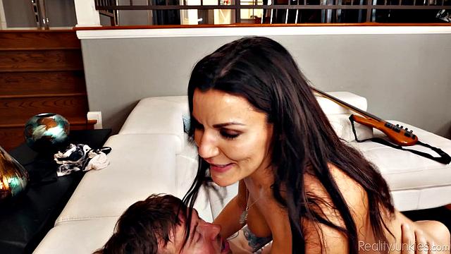 Mom's Cuckold 21 Scene 3 - Slut Becky