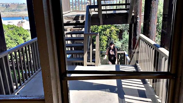 Сочная блондинка на коленях у бассейна - мощный минет и лиз