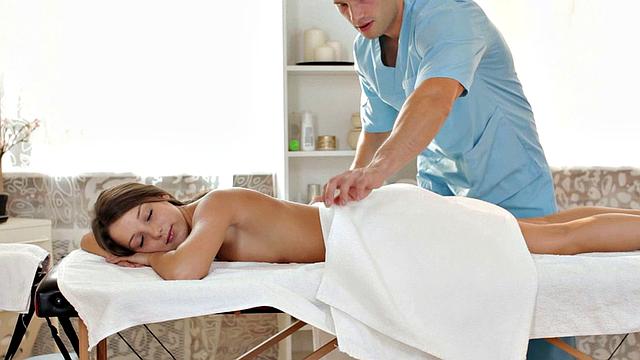 ангел пришла за массажем, ушла с анальным бонусом и улыбкой