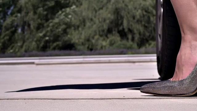 блондинка скачет на члене и получает в жопу на улице