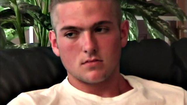 Тётя Боб с жадностью сосёт член Рэя на диване и доводит до оргазма