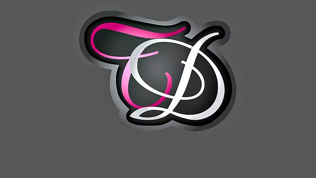 Lilu Moon мастурбирует на диване и ржёт со своих стонами