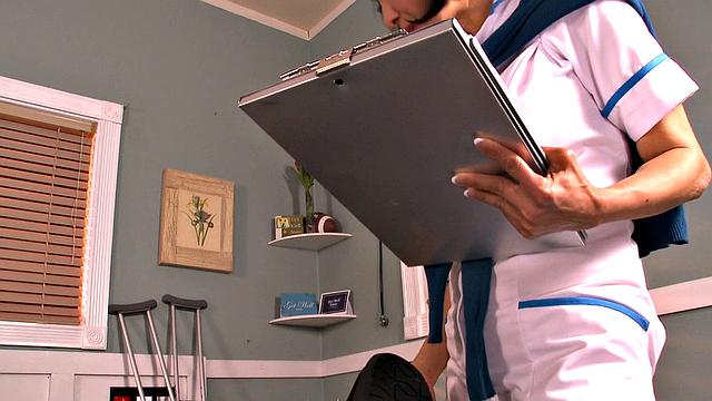 Kim Anh works muscle