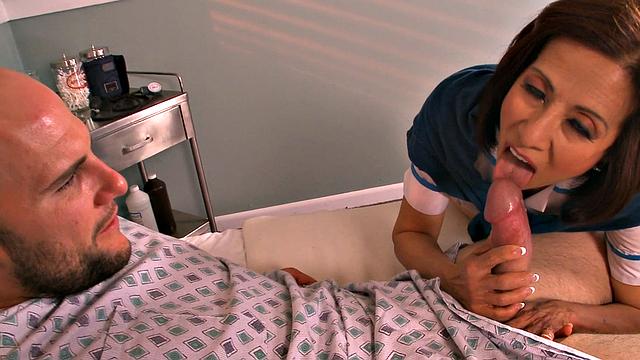 Kim Anh works muscle