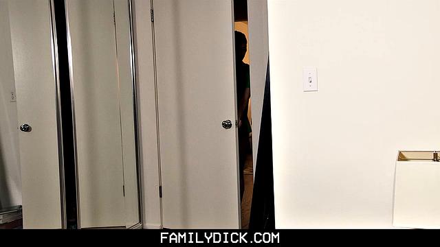 разврат в кровати: страсть между кузенами и отчимом