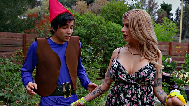 Shorty dude ramming MILF slut