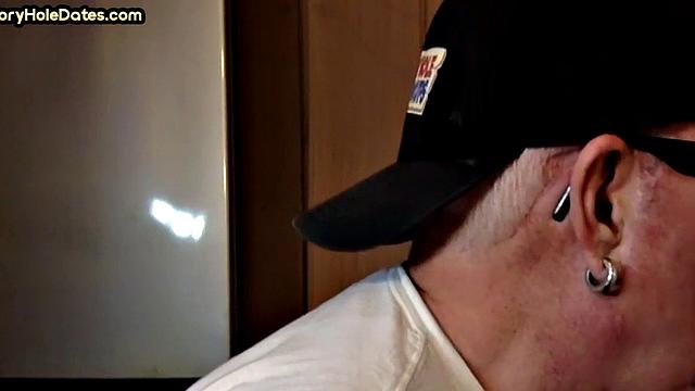 зрелый папик жадно сосёт член в напряжённом pov крупном плане