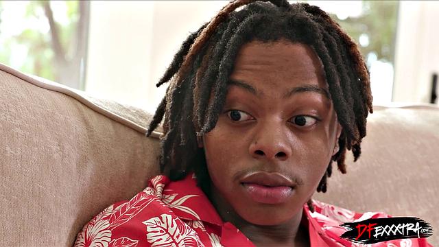 горячая мачеха с лысой киской жадно сосет и скачет на большом члене пасынка