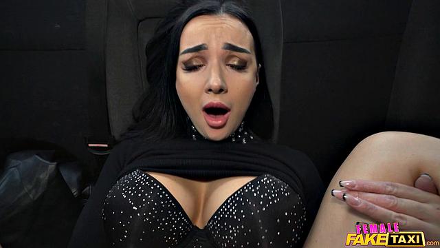 Lady Gang уговаривает попутчика на анальный секс в машине, не стесняется своих огромных сисек и жаждет жёсткой траха в попку.
