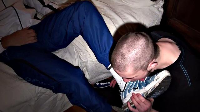 чувак в кроссах получает римминг и жёстко трахается с мачо