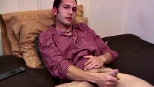 Che Plays With Dildo