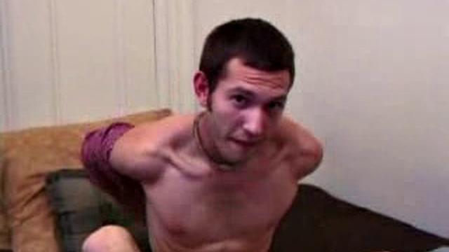 Che Plays With Dildo