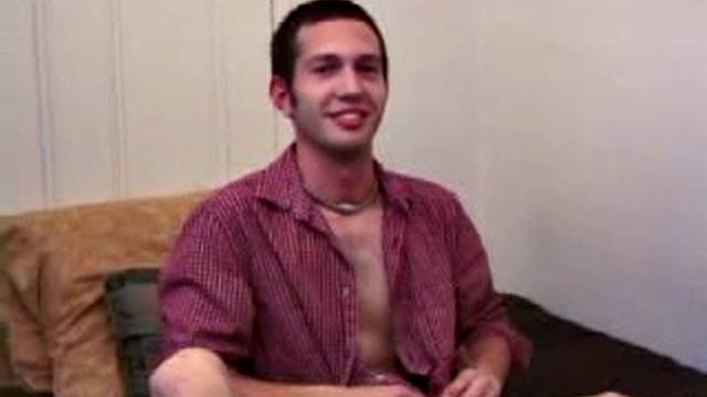 Che Plays With Dildo