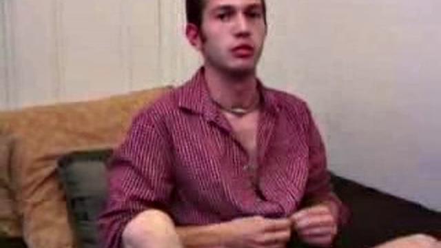 Che Plays With Dildo