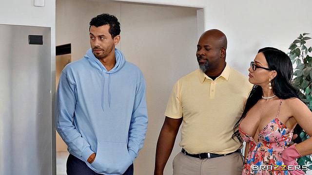 Дерзкая Дженнифер Уайт учит пасынка и его подружку траху на геймерском кресле с анальным продолжением.