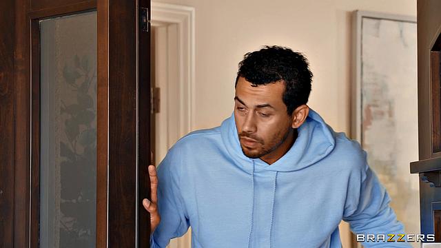 Дерзкая Дженнифер Уайт учит пасынка и его подружку траху на геймерском кресле с анальным продолжением.