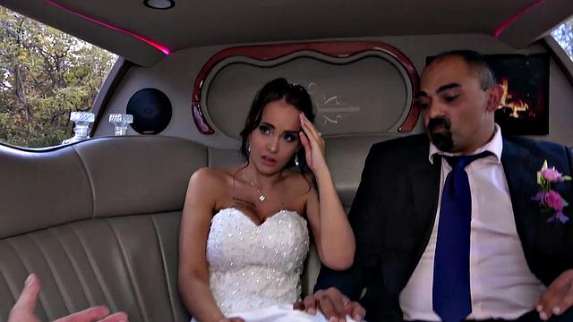 развратная невеста на девичнике: пизду трахают пальцами, дрочат и ебут в жопу