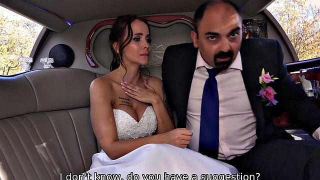 развратная невеста на девичнике: пизду трахают пальцами, дрочат и ебут в жопу