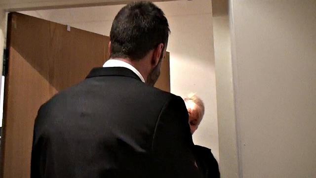 Скарла Своллоуз глотает сперму при муже-куколде