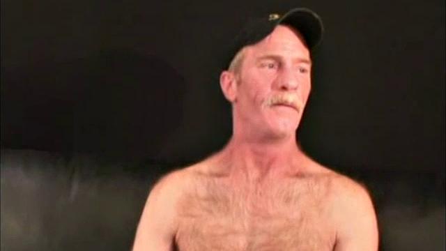 Ральф дрочит зрелому мужику до мощного оргазма на камеру