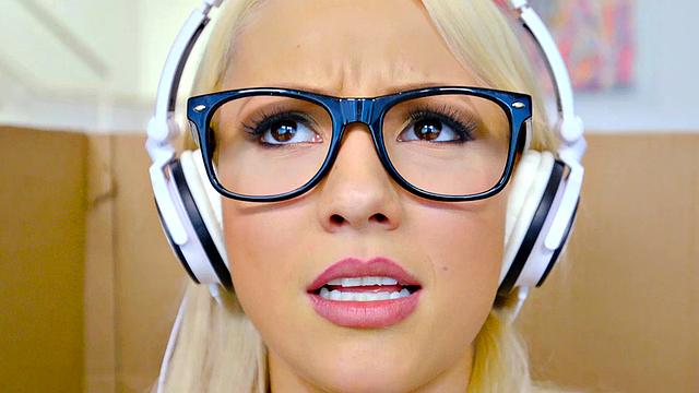 Gamer girl gets her pussy licked and fucked hard in solo session