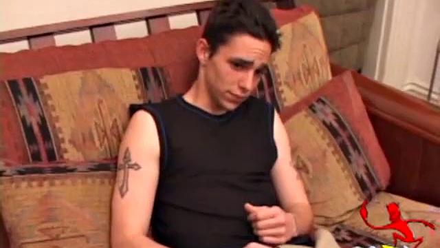 шон дрочит свой член, пробует предэякулят и выдает мощный залп