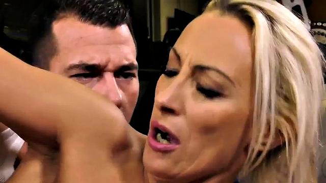 смотри, как татуированная фитоняша ловит член в узкую киску