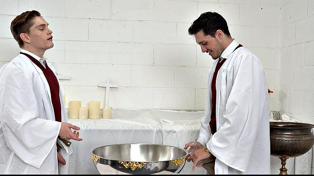 двое мужиков жестко трахаются у алтаря