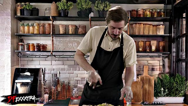Опаздывает на работу, но член не ждет