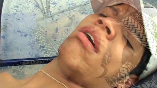 Клаудио дрочит толстый член игрушками и кончает мощно