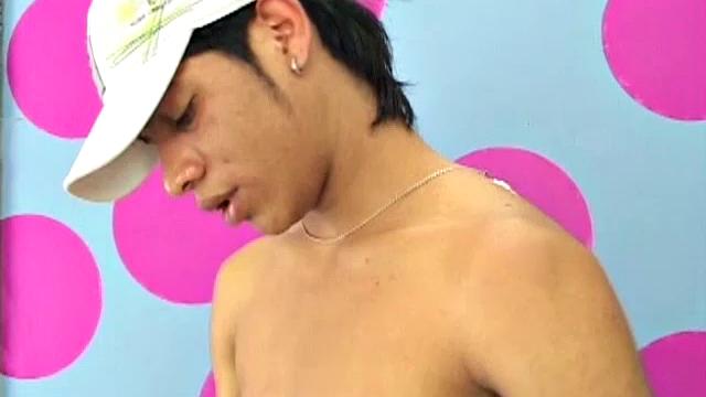 Клаудио дрочит толстый член игрушками и кончает мощно